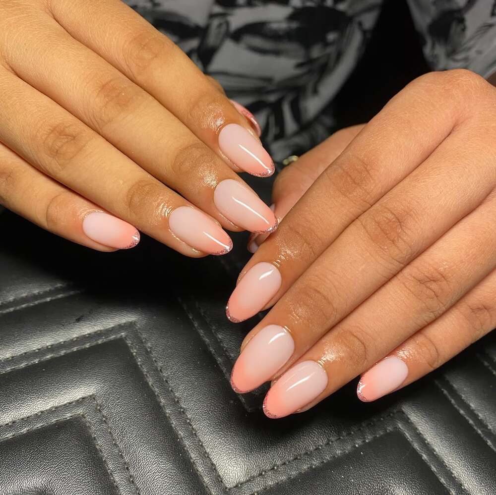 Ombré nails très subtils qui glorifient l'effet naturel