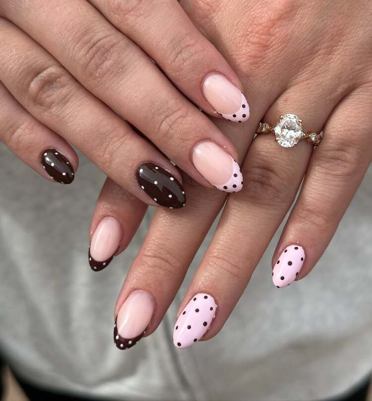 ongles chocolat et rose pour une manucure gourmand et vintage cet été 2025