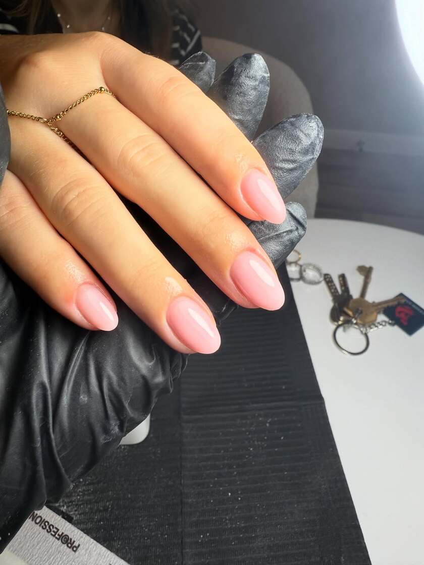 Ongles eau de rose dont l'éclat subtil apporte luminosité et douceur aux mains