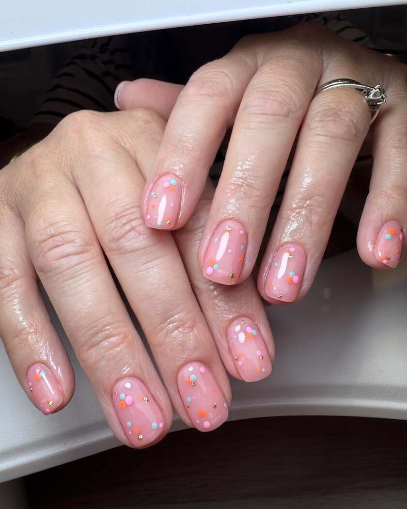 Ongles rose water et polka dots - deux tendances estivales qui nous font rêver