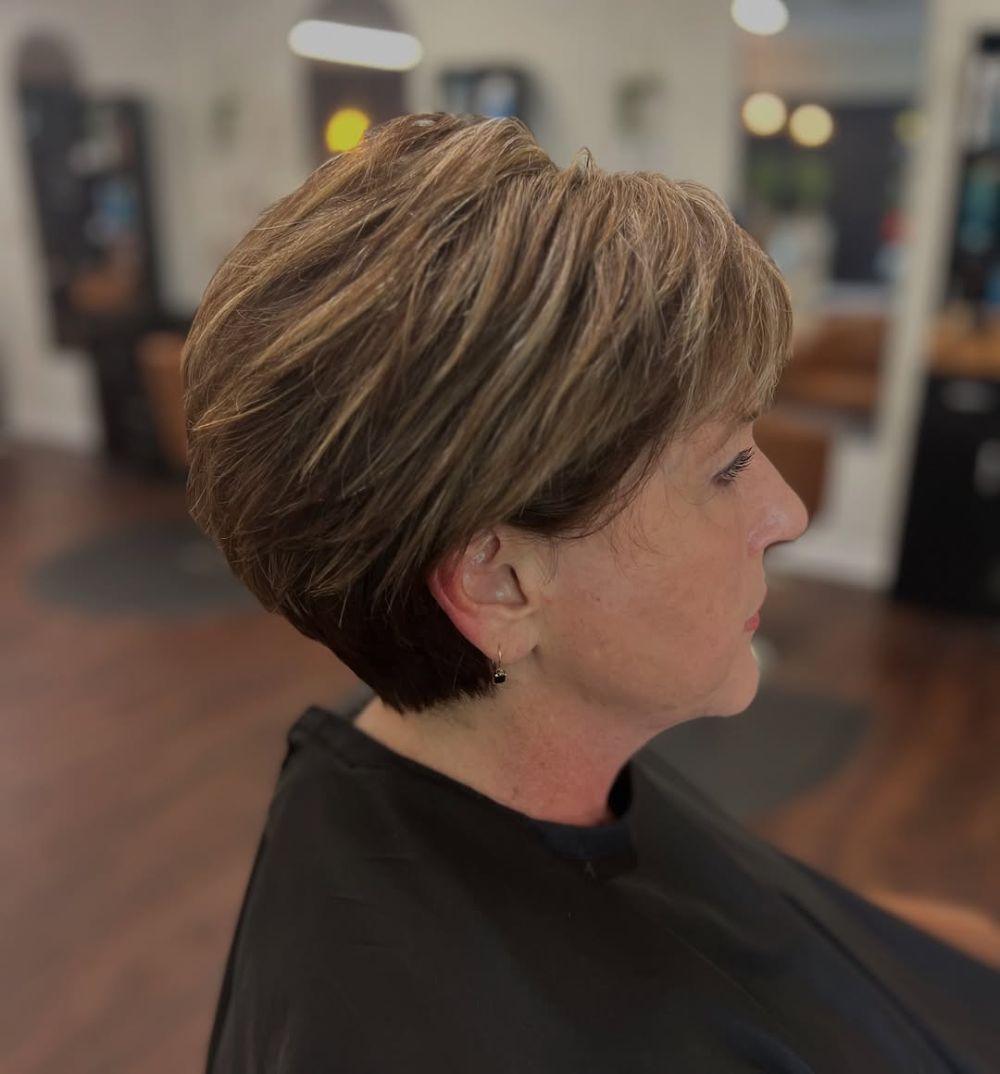 Pixie Bob femme 50 ans et plus-coloration châtain avec des mèches pour un effet de profondeur
