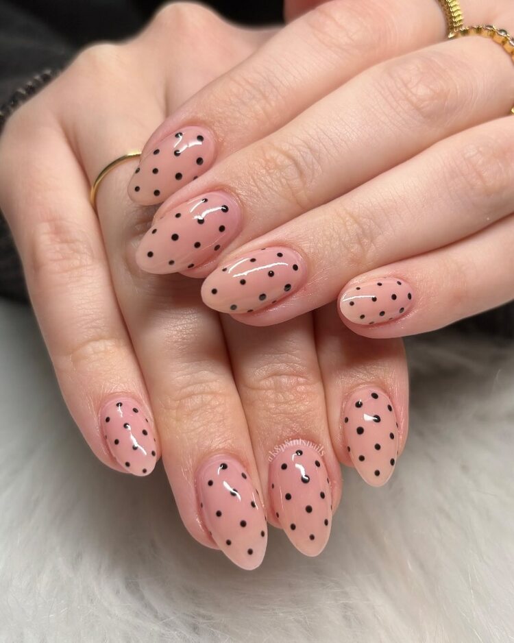 polka dot nails minimalistes pour un look discret et parfait pour les ongles courts ou moyens
