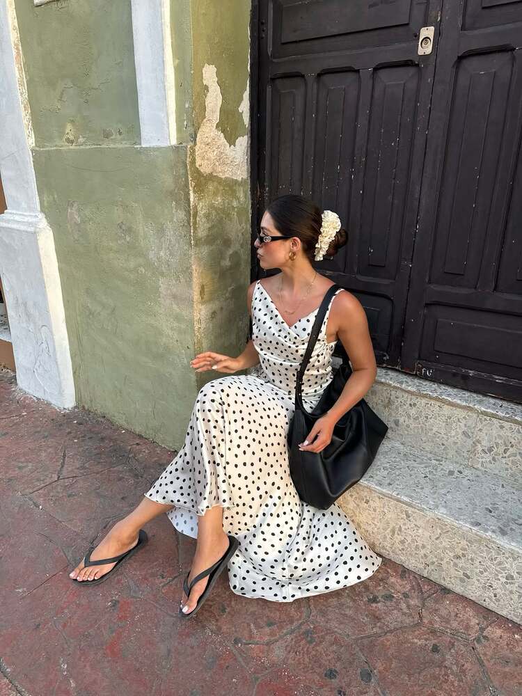 robe blanche à pois noirs un grand classique qui nous invite à flâner en ville ou en vacances