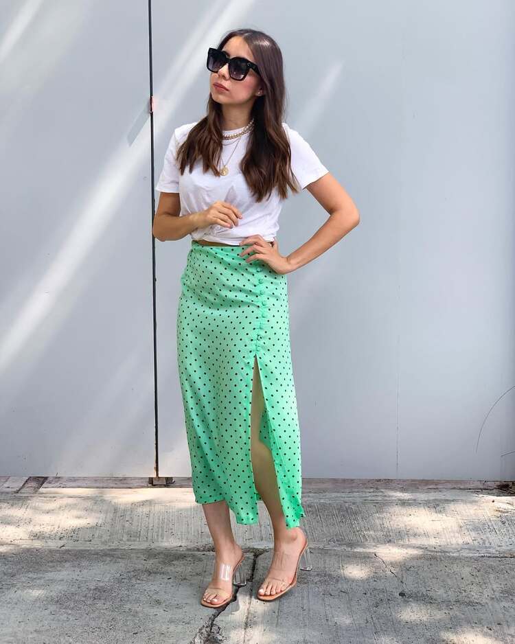 t shirt et jupe midi à pois pour un look chic, frais et féminin cet été 2025