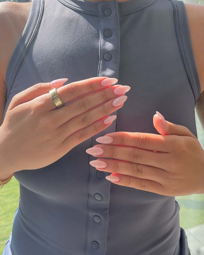 Très féminine et élégante, cette teinte délicate met en valeur les mains en été