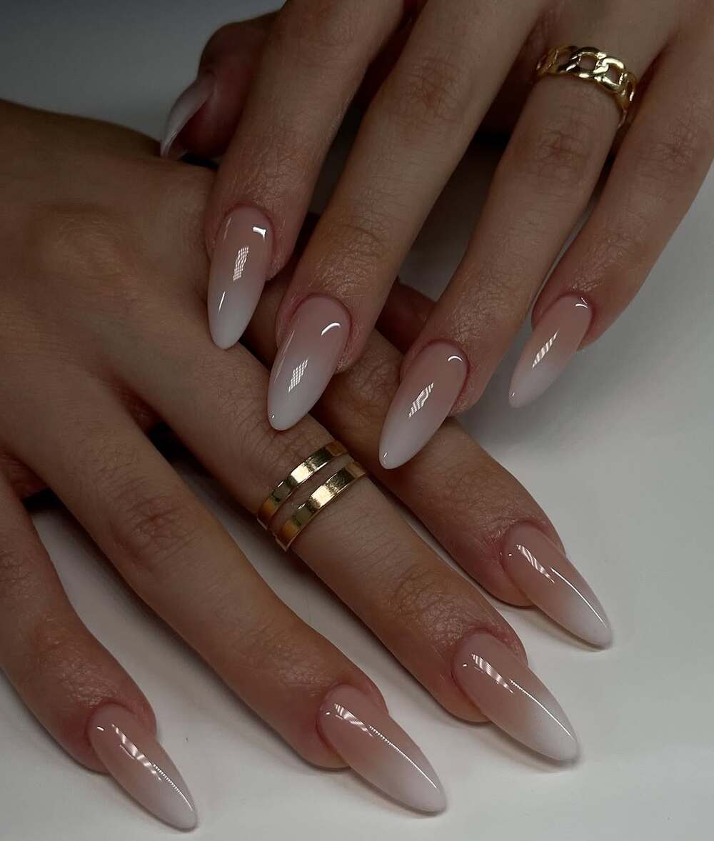 Un mélange minimaliste et très chic de base nude et blanc laiteux pour un look épuré