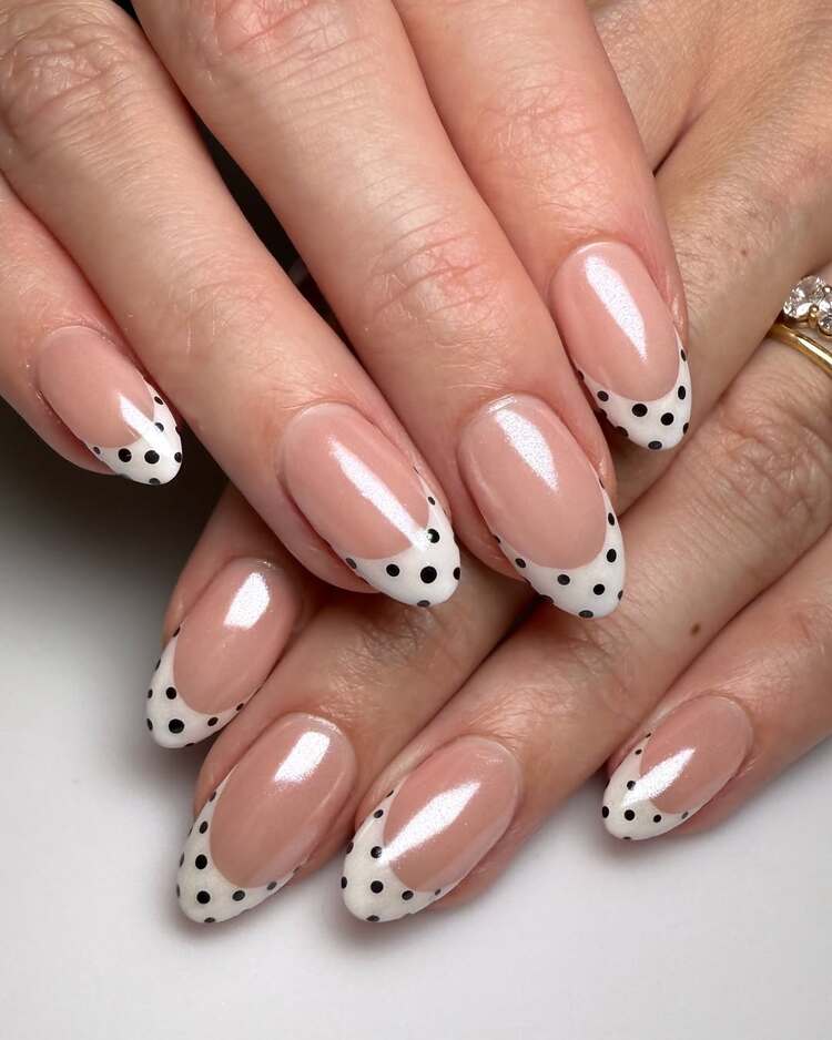 une french manucure à pois noir et blanc revisitée idée chic et discrète pour celles qui veulent des ongles élégants et tendance