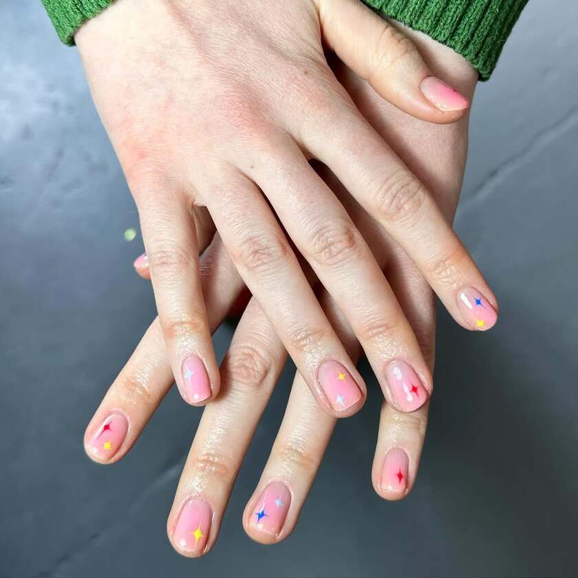 Une base translucide agrémentée de petites étoiles colorées - un styl joyeux et léger, parfait pour l'été
