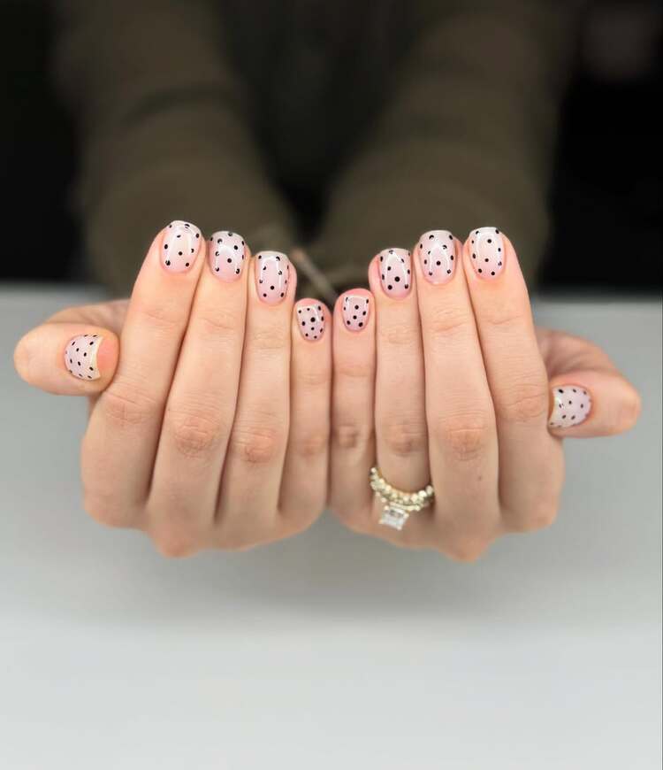 une manucure à pois minimaliste pour ongles courts, idéale pour un look discret mais soigné au quotidien