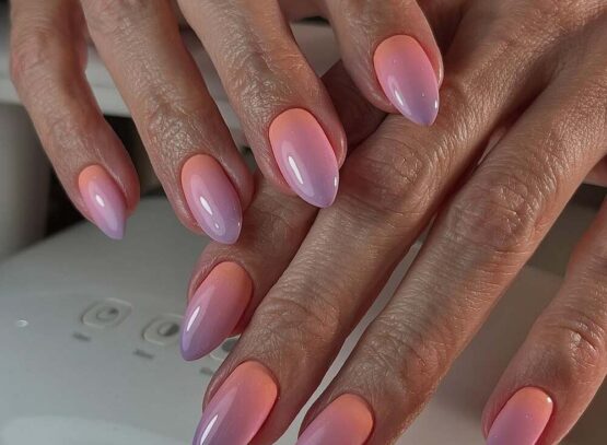 Une manucure en dégradé rose pastel et lavande qui sublime les ongles en amande