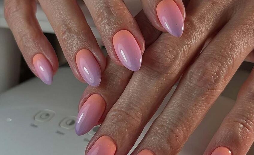 Une manucure en dégradé rose pastel et lavande qui sublime les ongles en amande