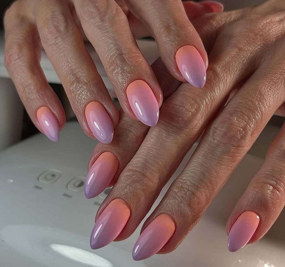 Une manucure en dégradé rose pastel et lavande qui sublime les ongles en amande