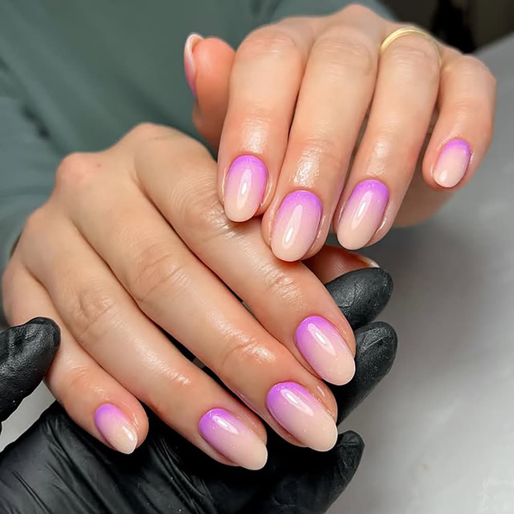 Une manucure en dégradé subtile et élégante en rose lavande, parfaite pour un look estival doux et lumineux