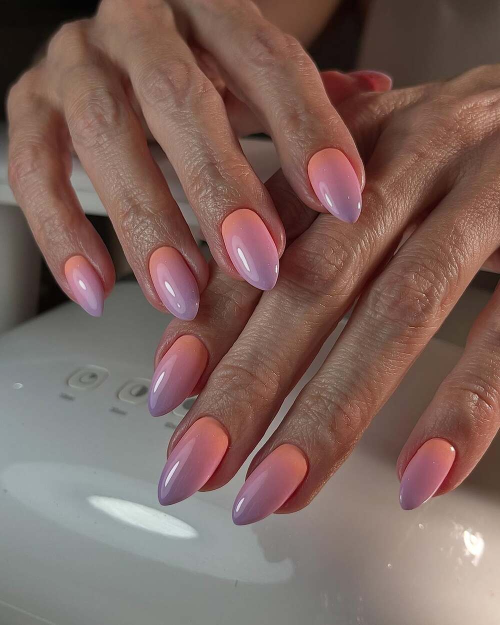 Une manucure superbe en dégradé rose pastel et lavande qui sublime les ongles en amande