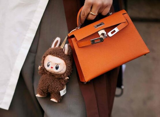 accessoire Labubu accroché à un sac à main Hermès orange