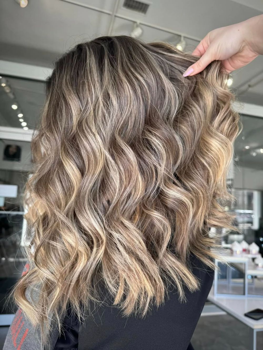 balayage blond cendré pour camoufler les cheveux gris après 50 ans