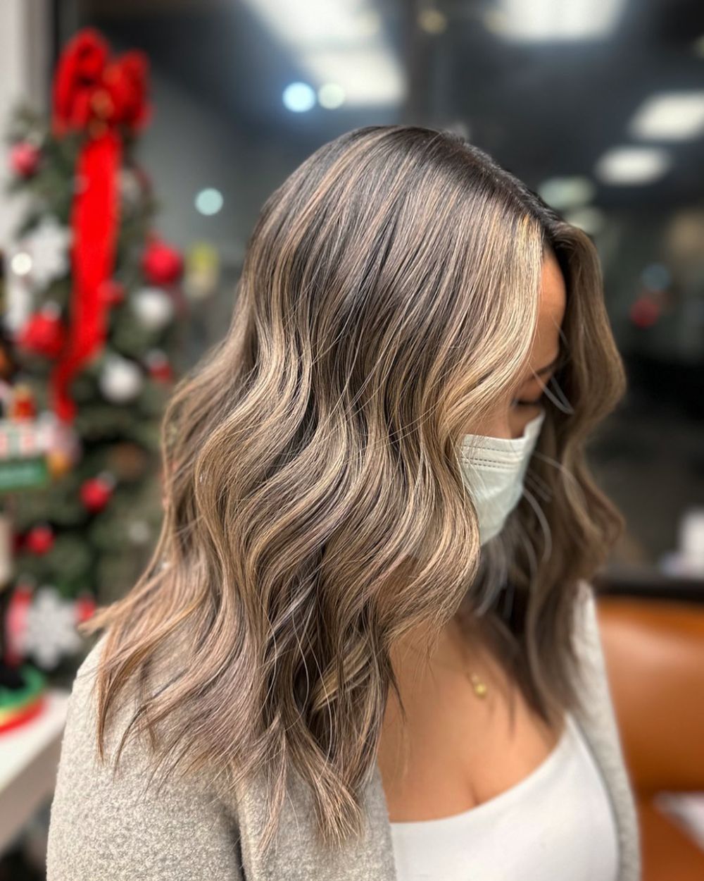 balayage brun cendré-coloration naturelle et élégante pour femme de 50 ans
