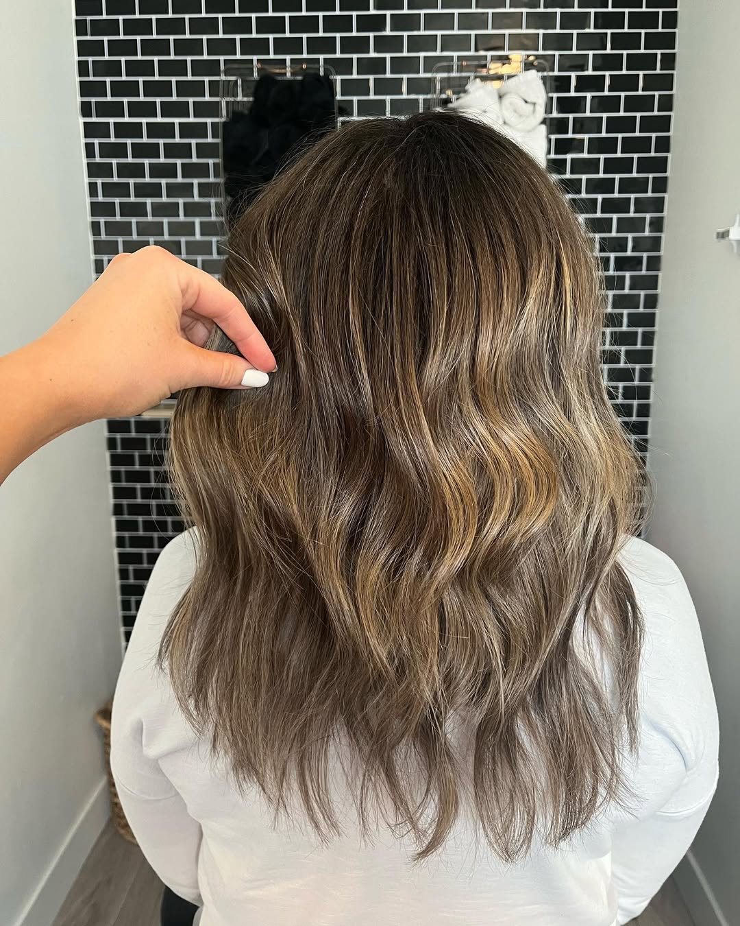 balayage cendré sur cheveux gris naturels
