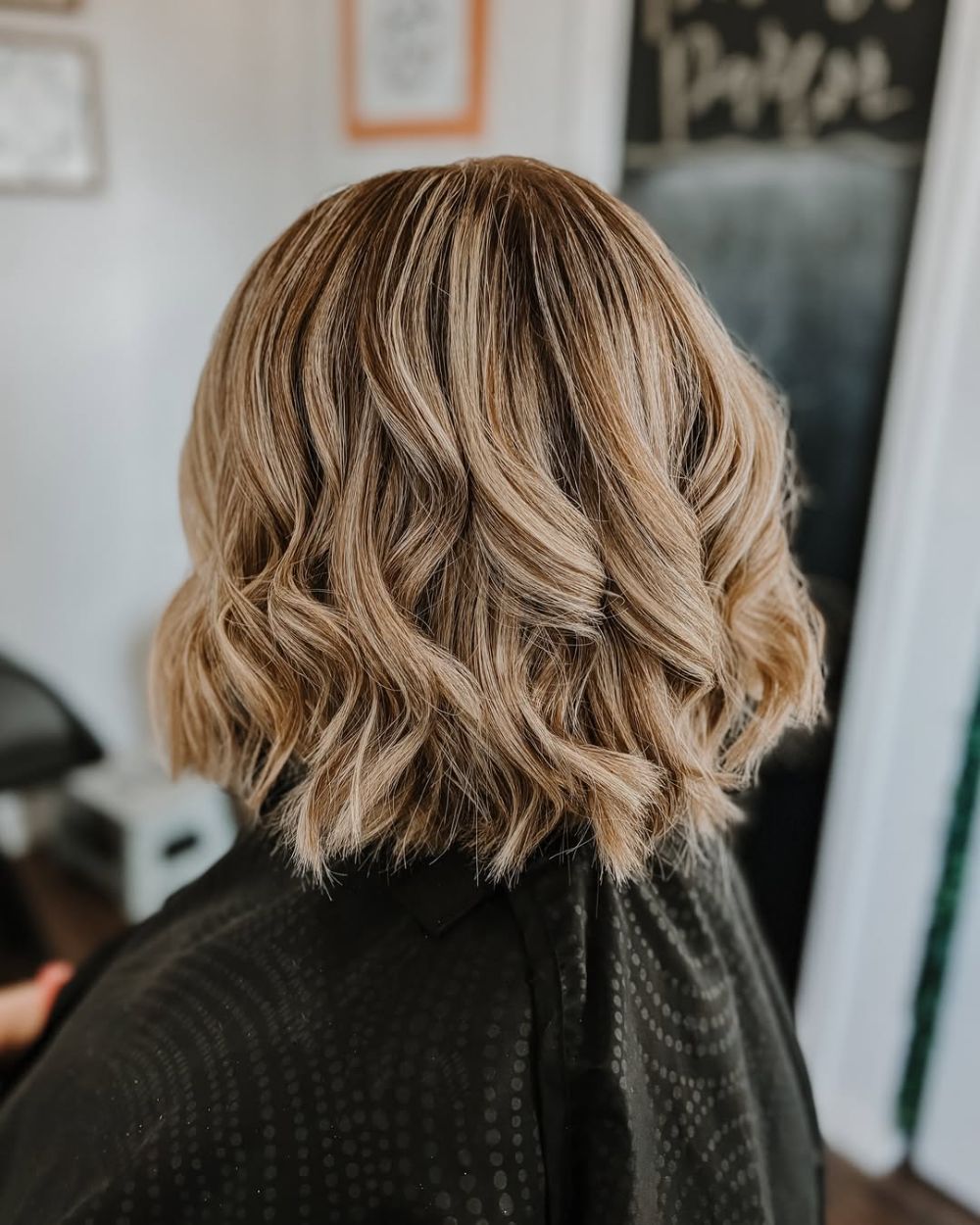 balayage champagne doré pour cheveux gris après 50 ans