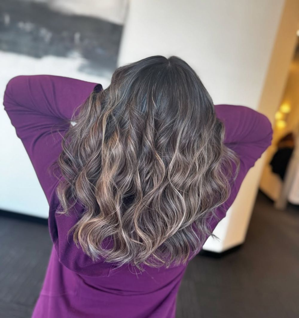 balayage cheveux gris pour femme de 50 ans-effet smoky silver en gris foncé et argent