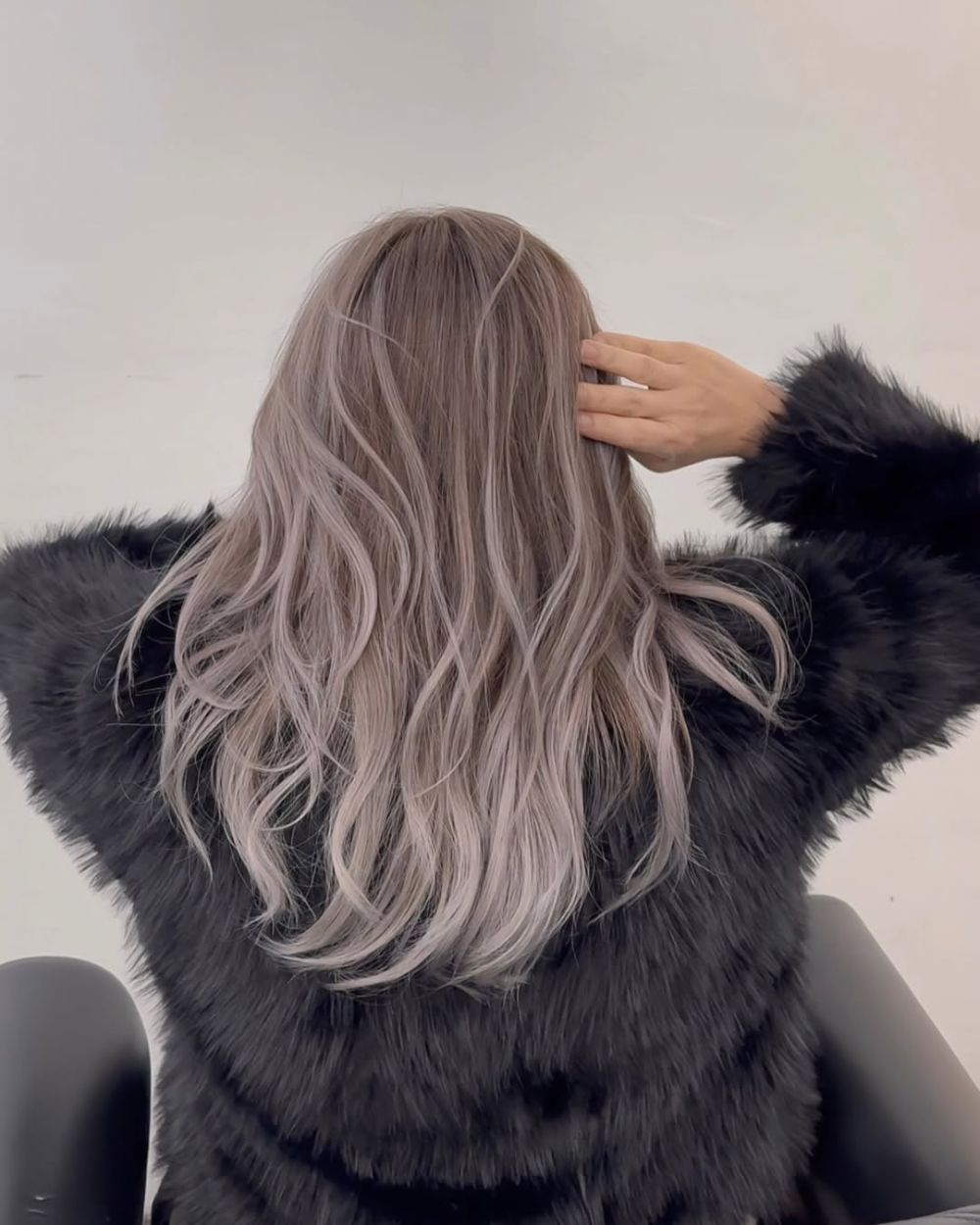 balayage et mèches cendrées sur des cheveux gris