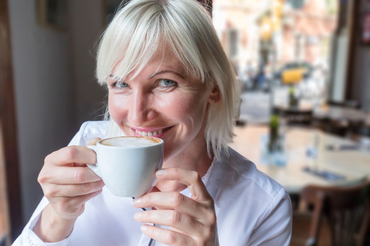 boire du café le matin fait partie des habitudes saines après 50 ans pour les femmes