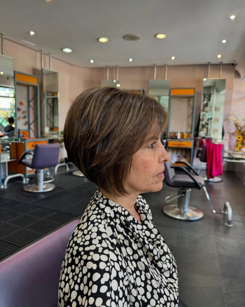 cheveux matures pleins de volume et de mouvement après 60 ans