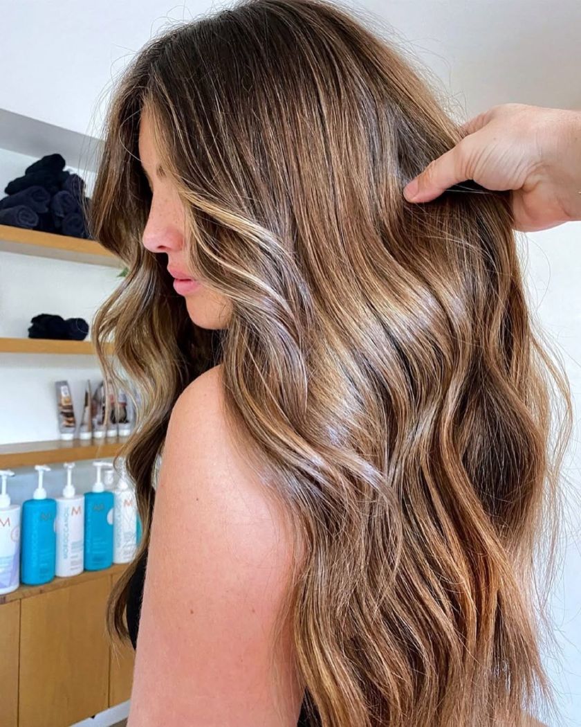 coloration cheveux tendance été 2025, mocha bronde