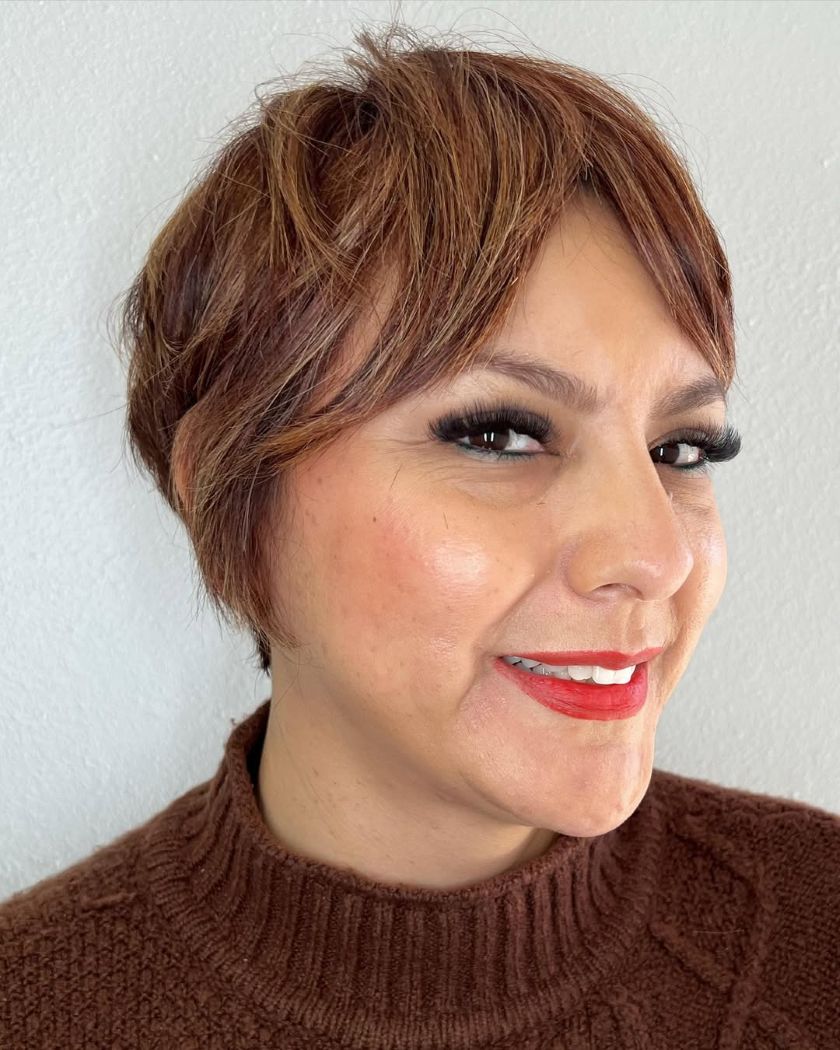 coupe de cheveux Pixie avec frange rideau pour femme 50 ans et plus