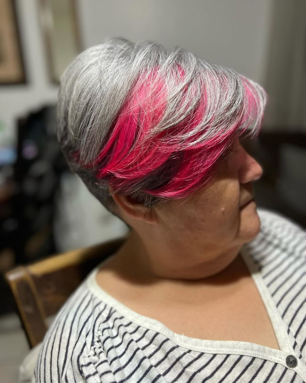 coupe pixie bob osée-coloration grise et mèches rose néon