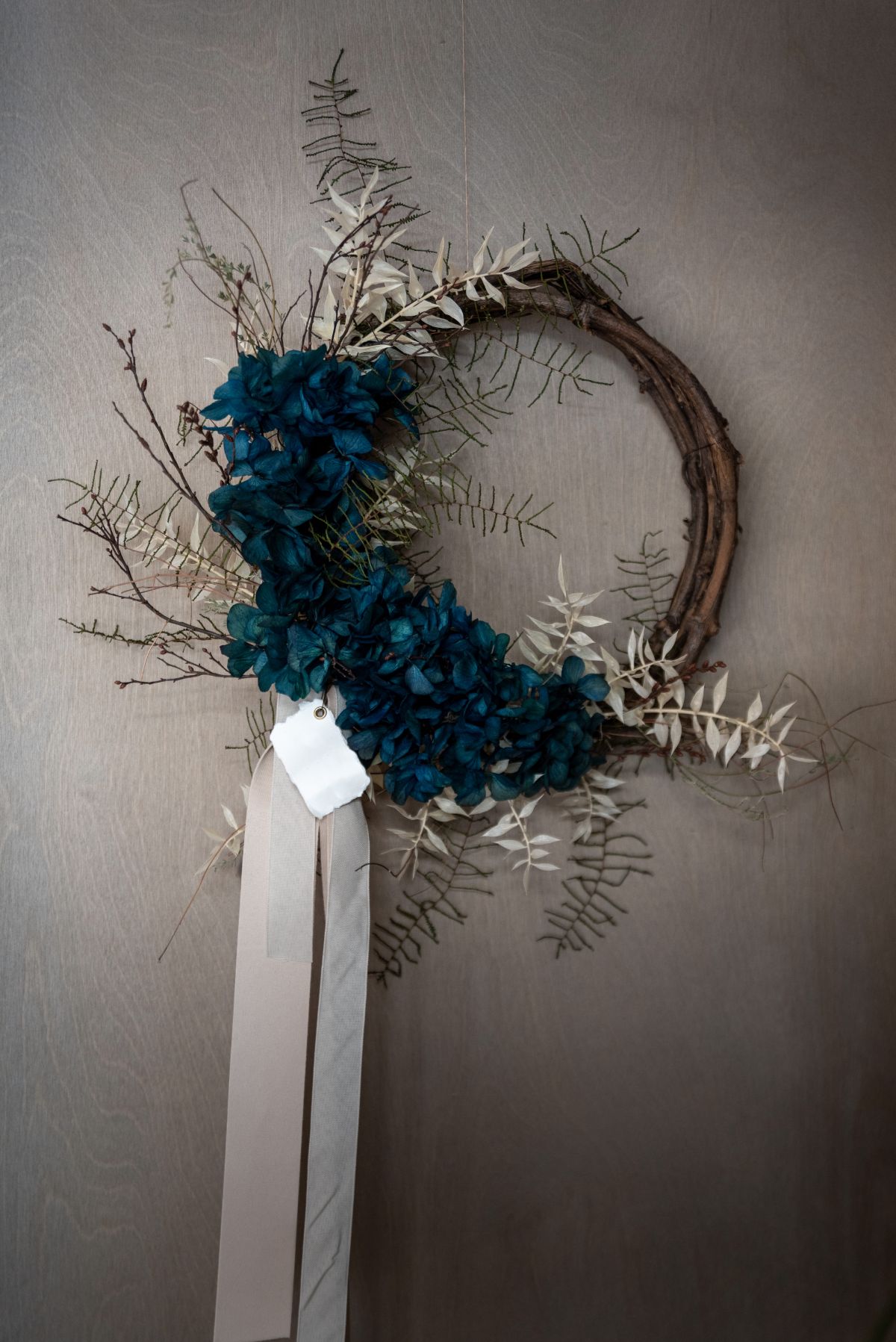 couronne de porte DIY naturelle avec des branches et fleurs d'hortensia séchées
