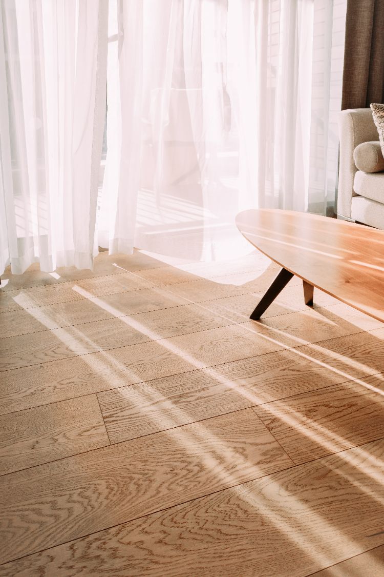 couvrez les fenêtres pour protéger un parquet en bois du soleil
