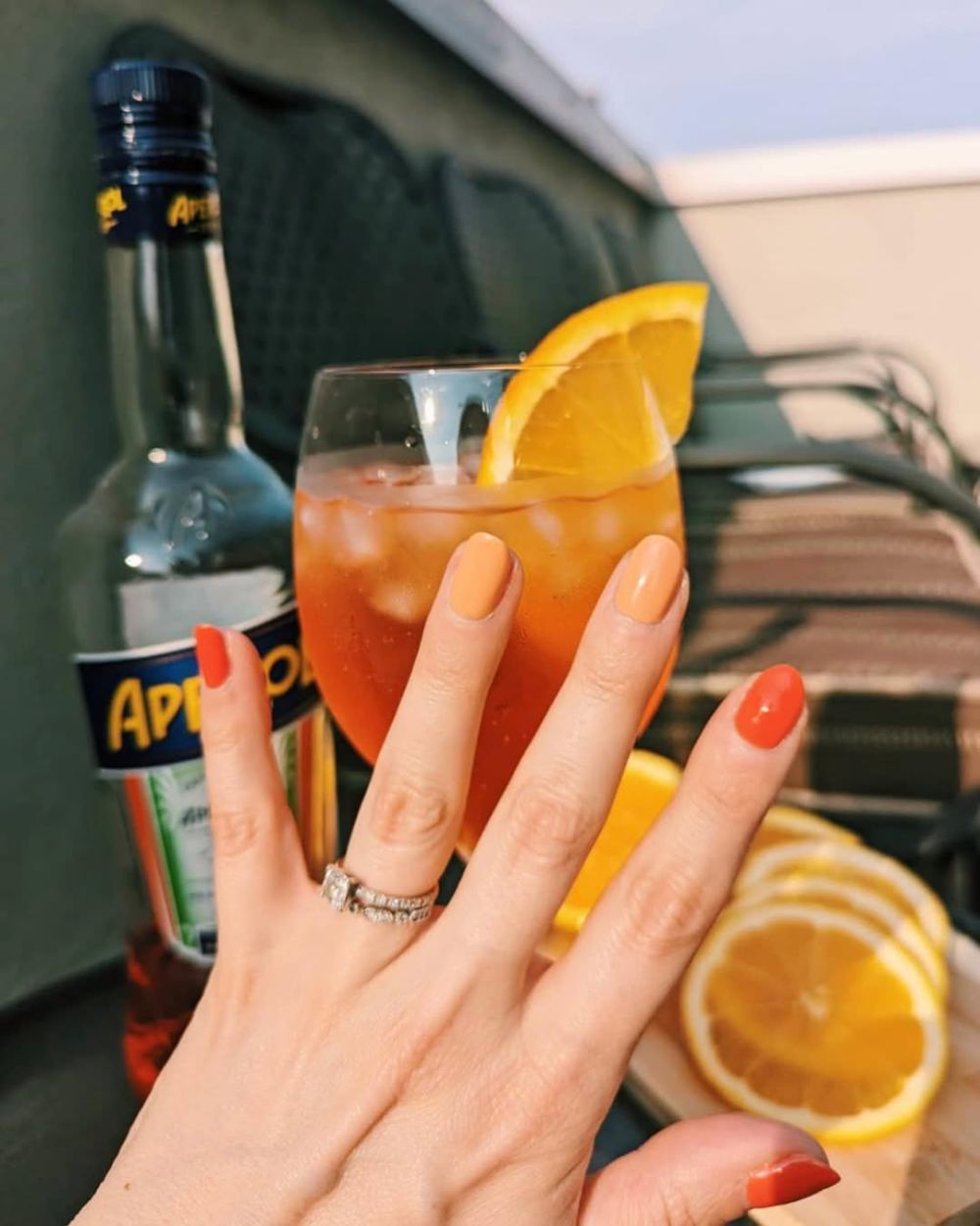 des vernis orange pastel et vif façon manucure Aperol Spritz