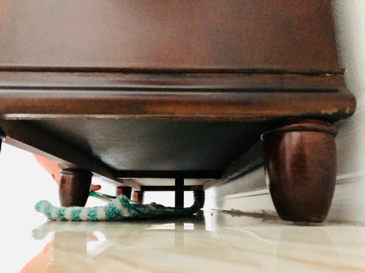 enlever les poils sous les meubles