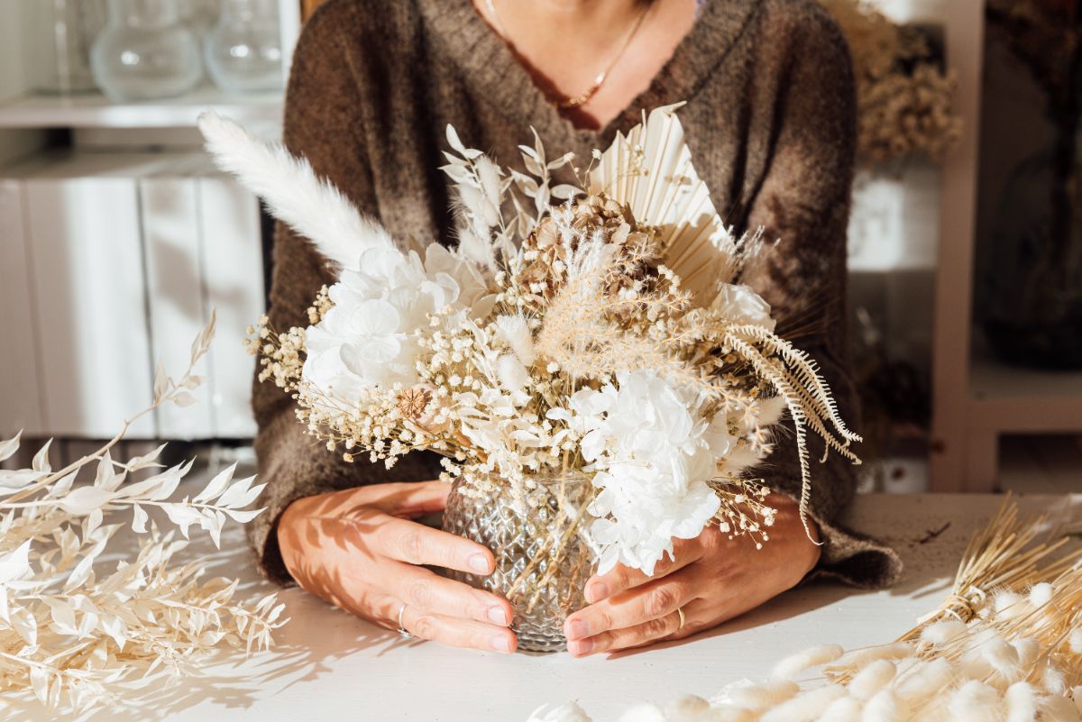 faire un bouquet éternel élégant avec des fleurs d'hortensia et d'autres fleurs séchées
