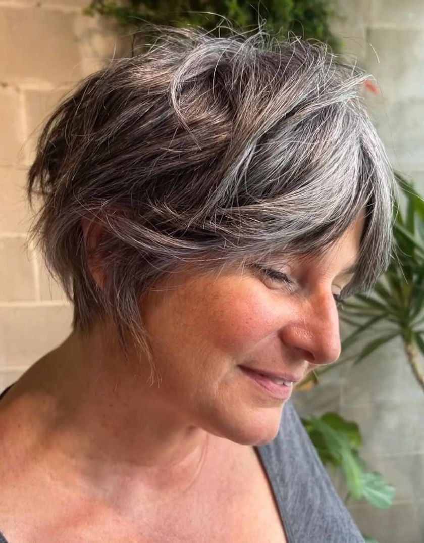 frange rideau pour femme 50 ans associée à une coupe courte