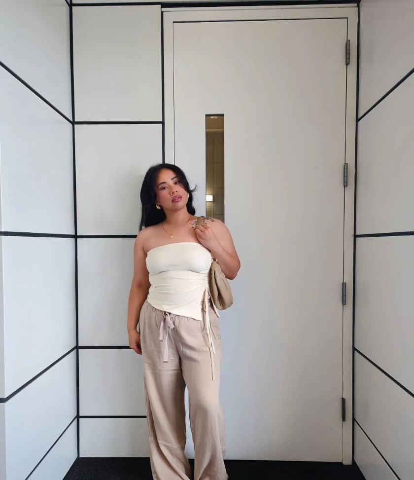 idée de look chic avec pantalon fluide au bureau, tenue monochrome tendance
