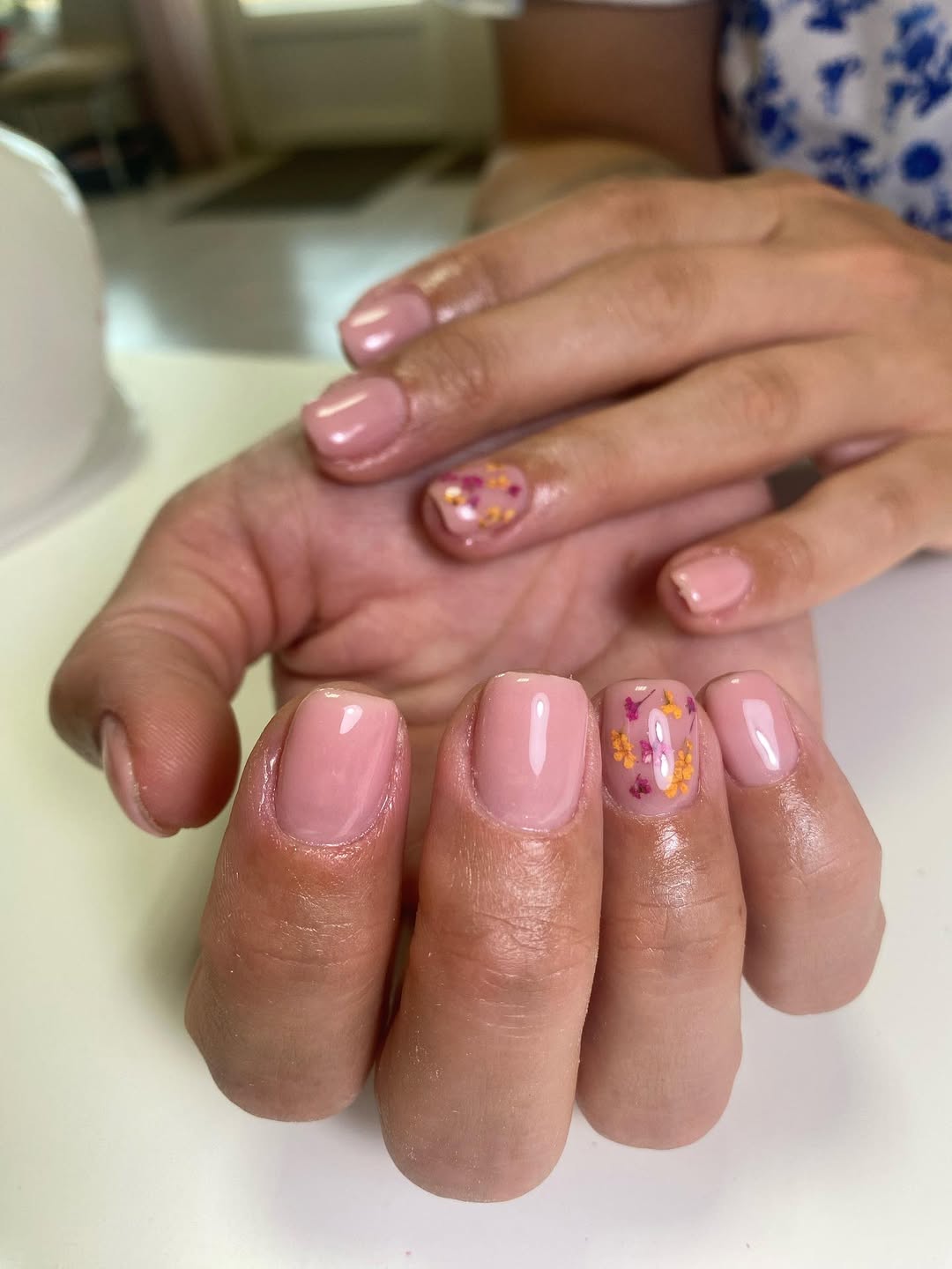idée de manucure d'été femme 60 ans avec des fleurs séchées