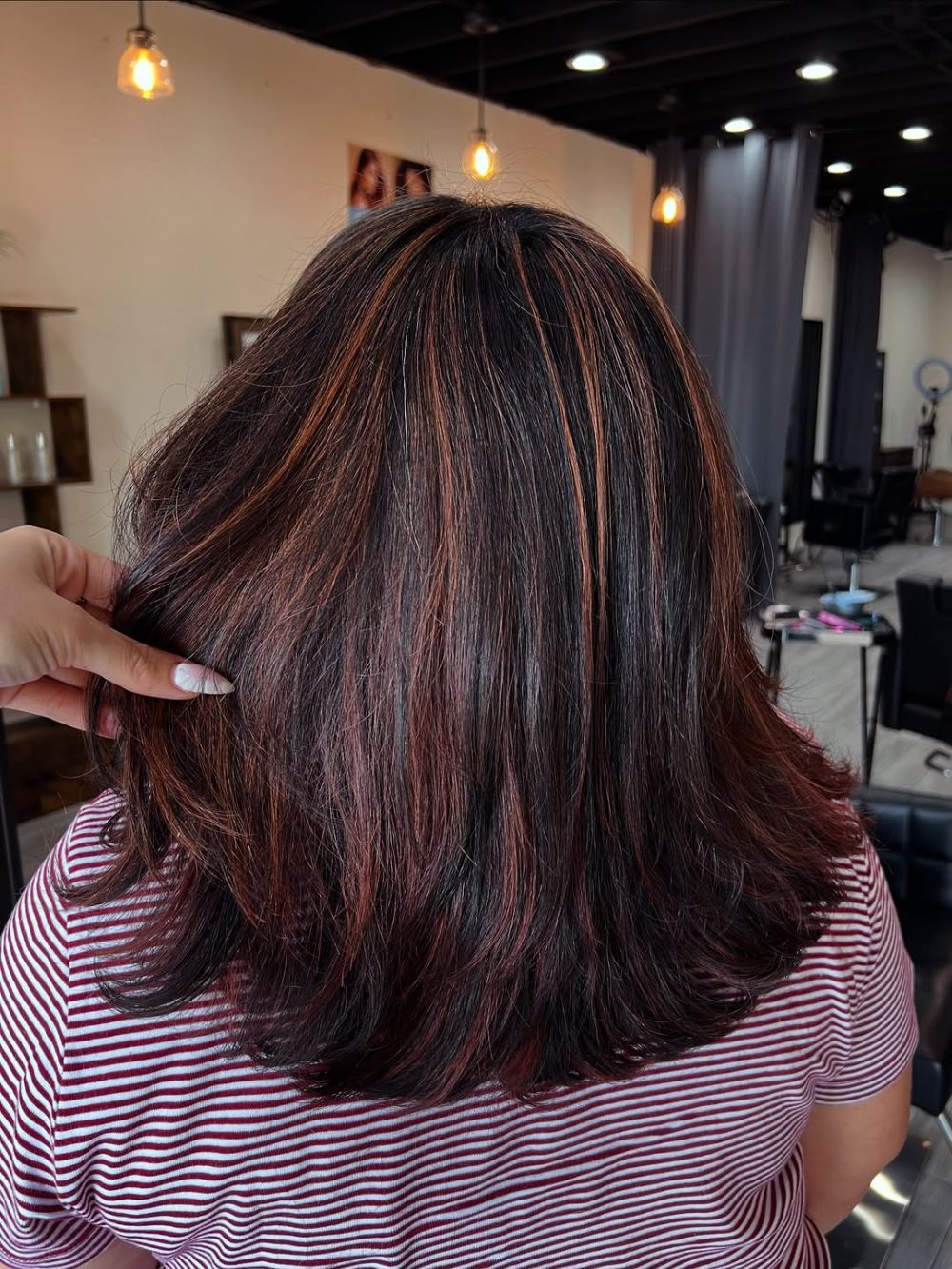 la coloration auburn sophistiquée promet un changement capillaire subtil
