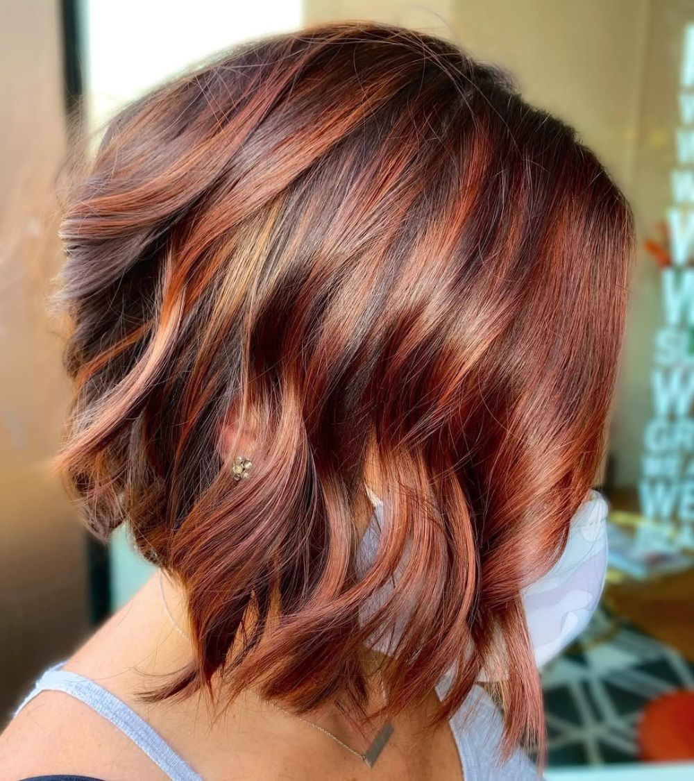 la coloration auburn-une nuance mystérieuse entre le brun profond et le rouge cuivré