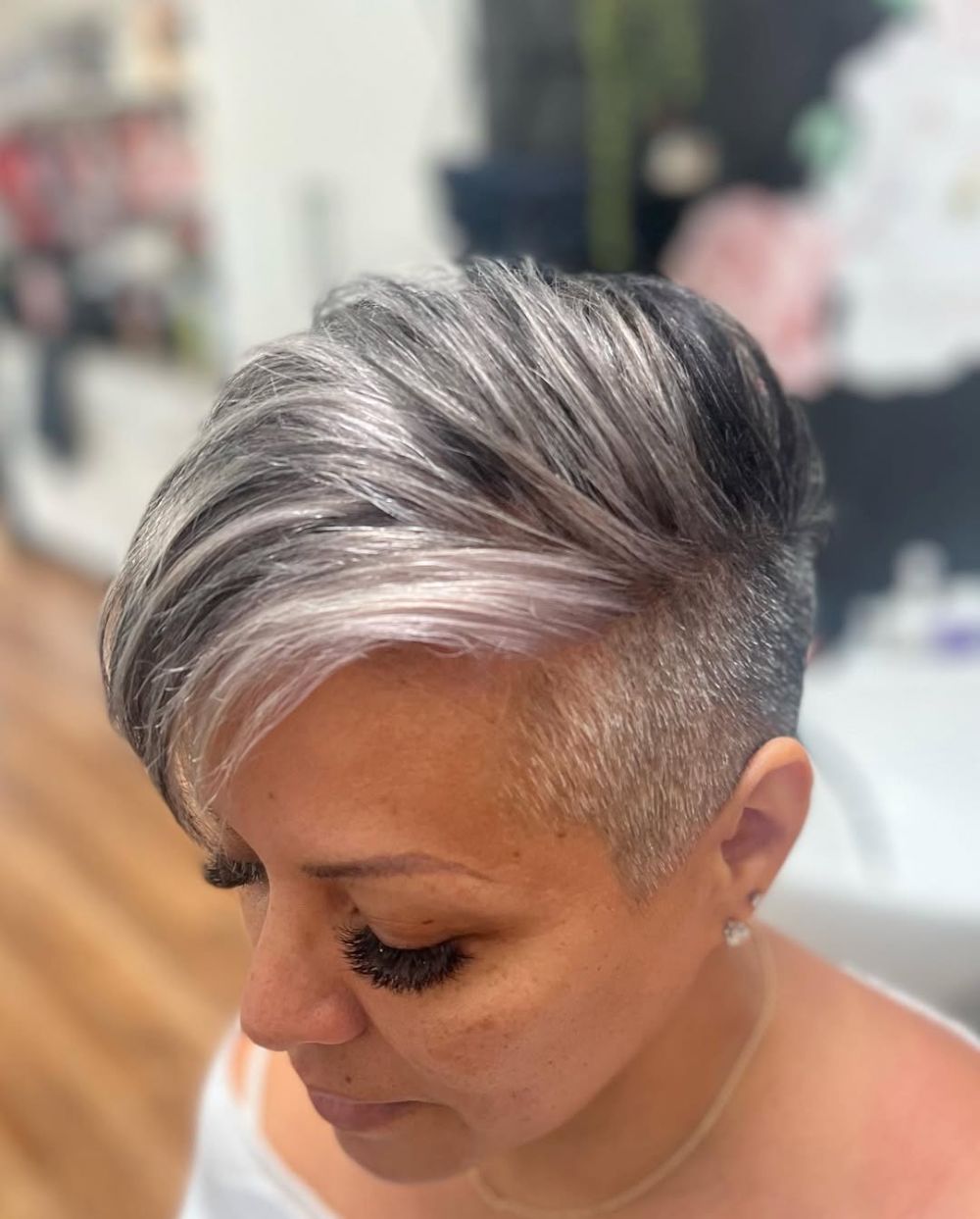 la coloration sel et poivre pour dissimuler les cheveux gris