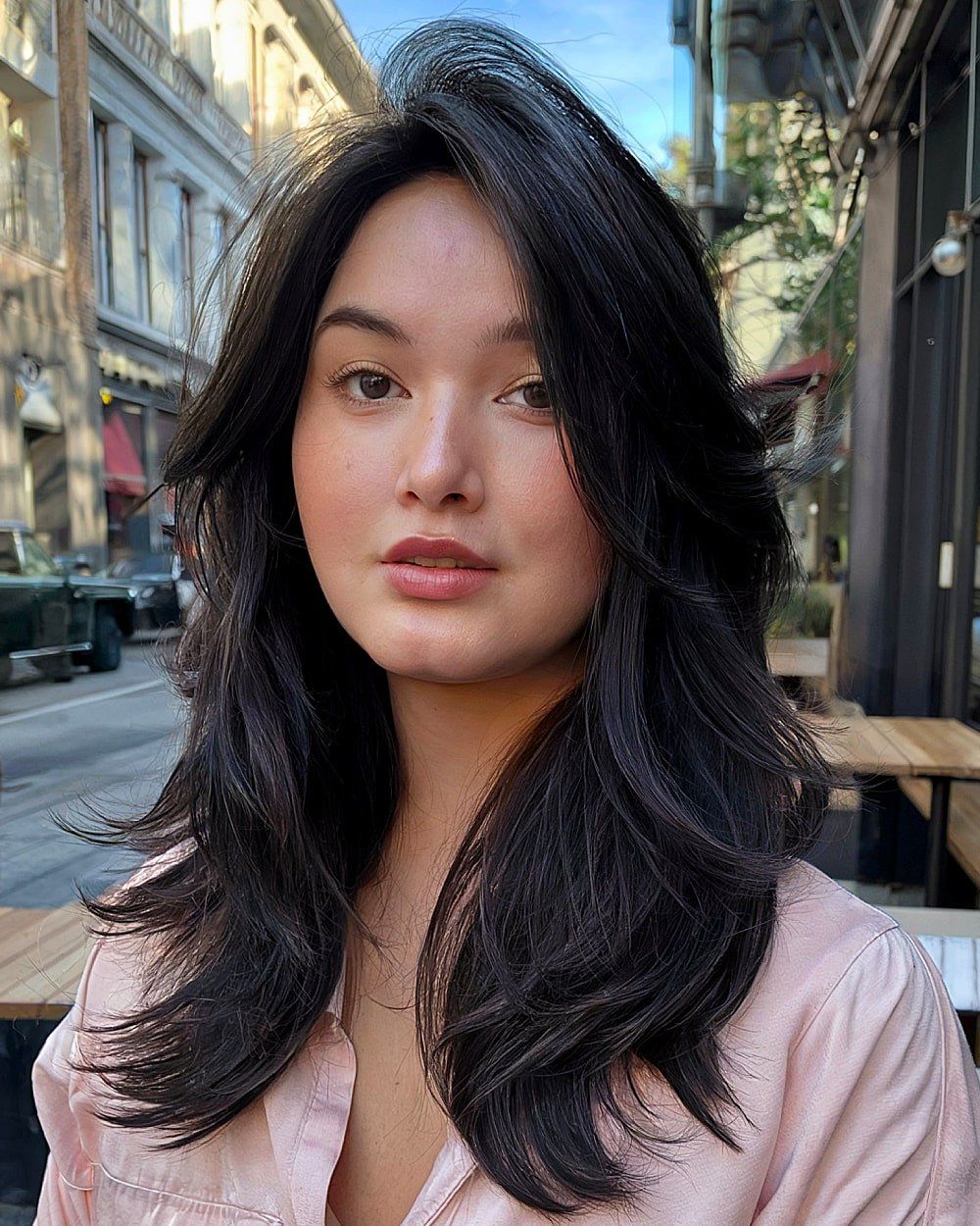 la frange volumineuse latérale et les longueurs dégradées promettent un look séduisant