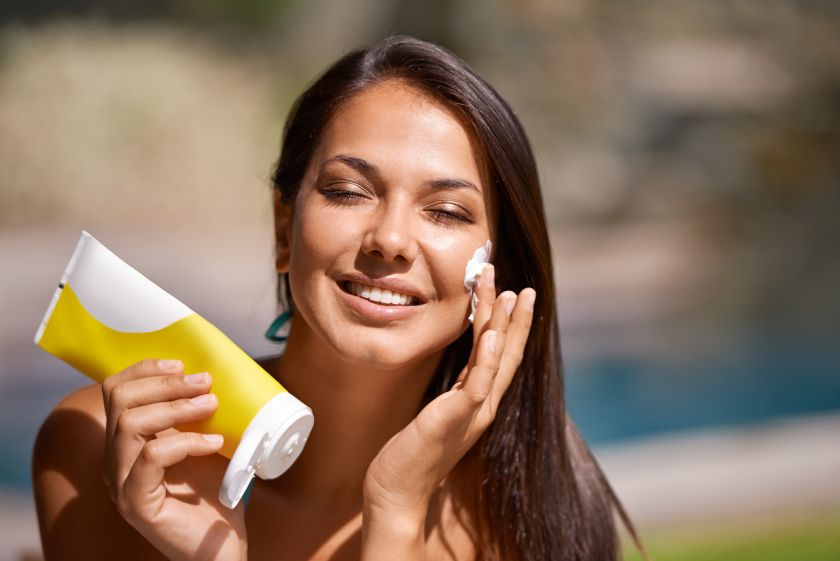 la protection solaire est parmi les soins du visage en été les plus importants