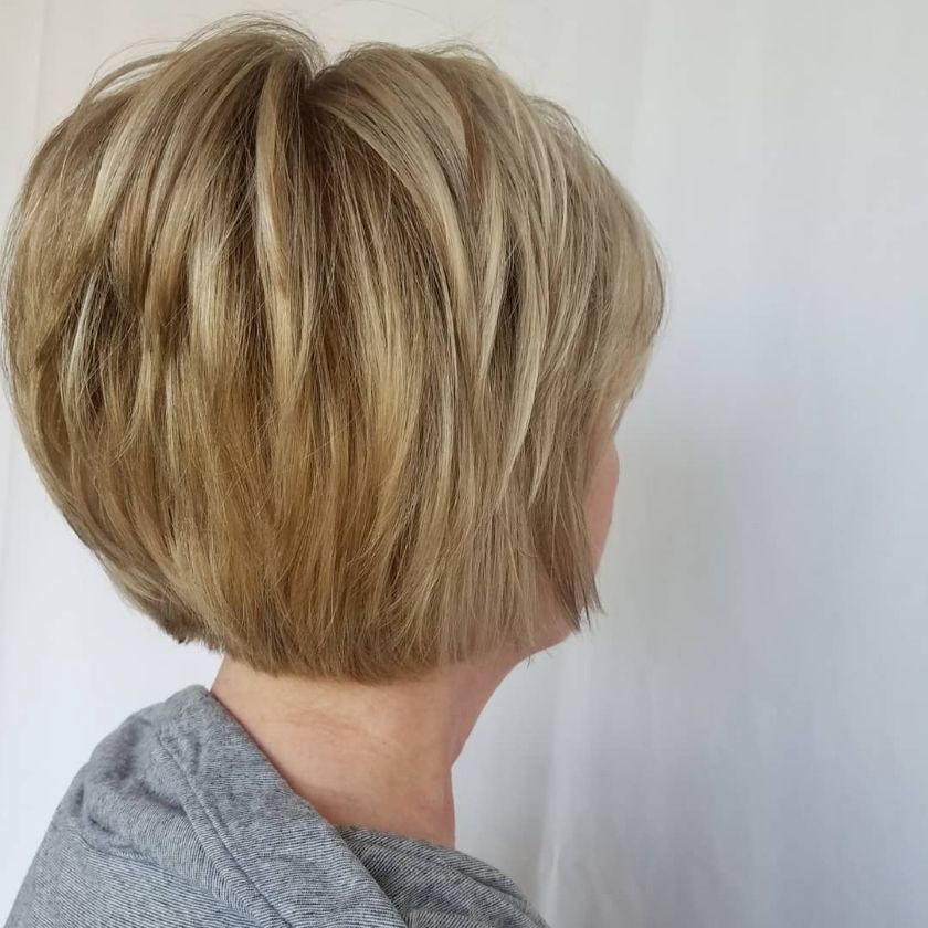 le balayage blond peut aider à dissimuler la chute de cheveux à la ménopause