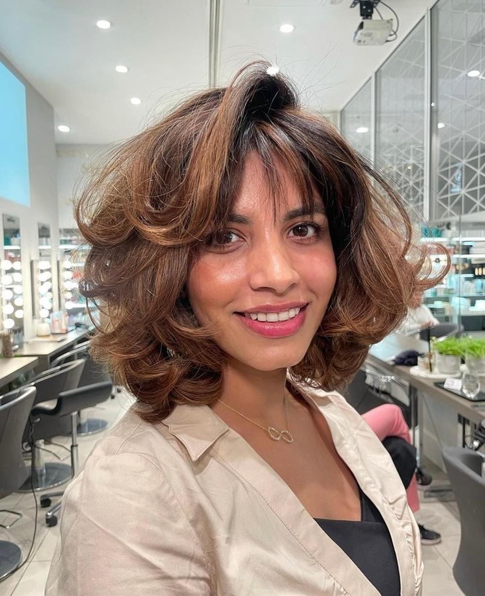 le curved bob est la coiffure volumineuse et élégante entre rétro chic et modernité