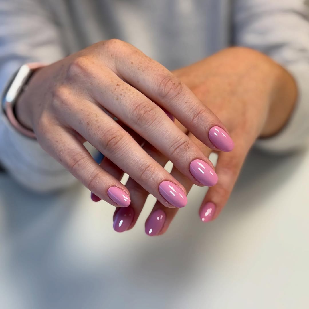 le rose poudré fait partie des couleurs de vernis qui rajeunissent les mains