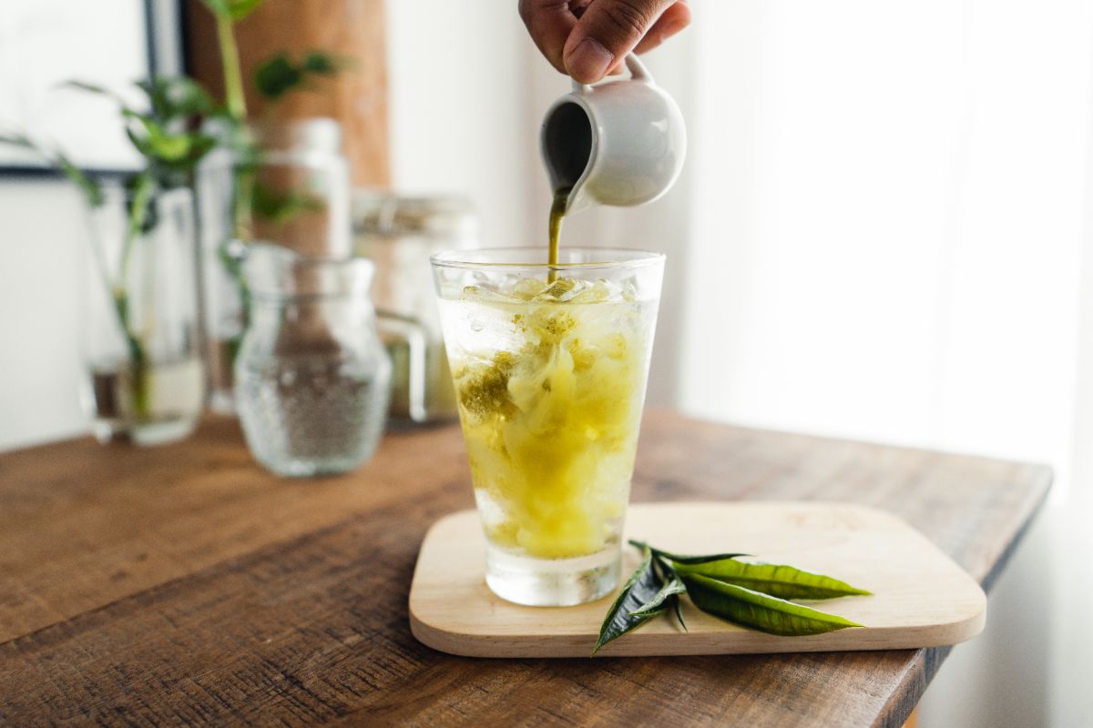 le thé vert glacé est une boisson saine pour se rafraîchir et s'hydrater en été