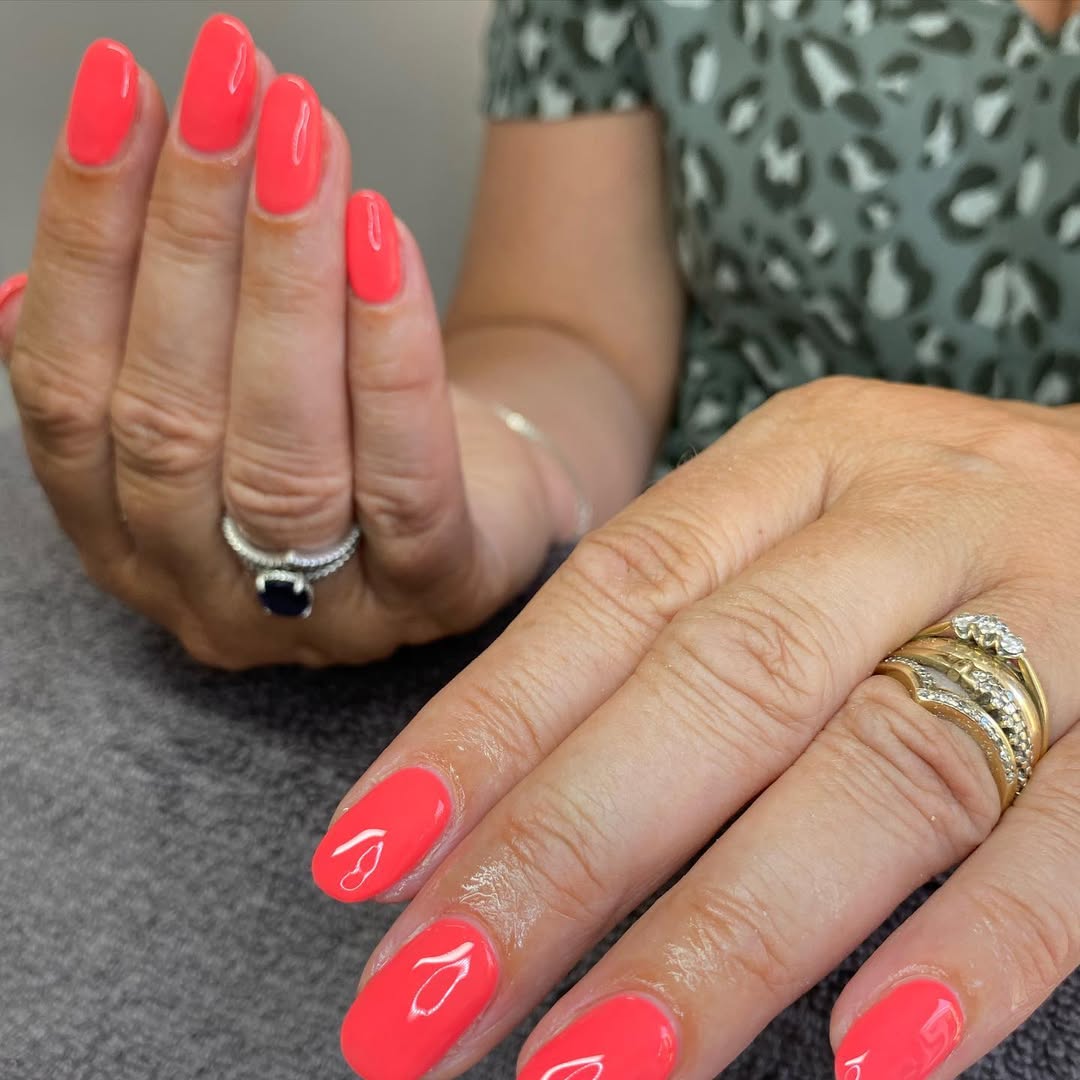 le vernis corail rajeunit les mains des femmes 60 ans