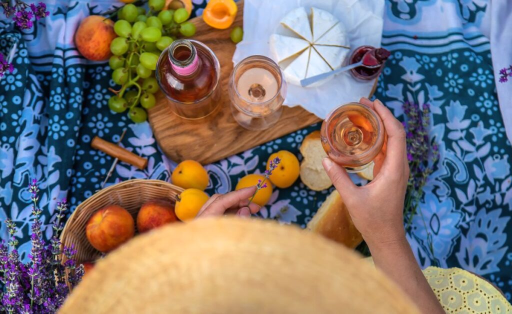 les accords mets et vins réussis le secret de l'appéritif estival réussi