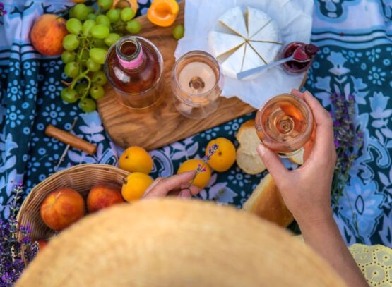 les accords mets et vins réussis le secret de l'appéritif estival réussi